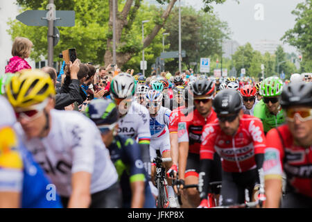 Dusseldorf, Germania. 02Luglio, 2017. Il peloton scorre attraverso la città di Dusseldorf durante il tratto Dusseldorf-Luttich, la seconda tappa del Tour de France, parte di UCI World Tour, 02 luglio 2017. Foto: Rolf Vennenbernd/dpa/Alamy Live News Foto Stock