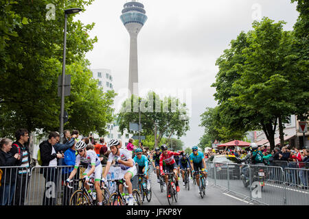 Dusseldorf, Germania. 02Luglio, 2017. Il peloton passa dalla Torre sul Reno durante il tratto Dusseldorf-Luttich, la seconda tappa del Tour de France, parte di UCI World Tour, 02 luglio 2017. Foto: Rolf Vennenbernd/dpa/Alamy Live News Foto Stock