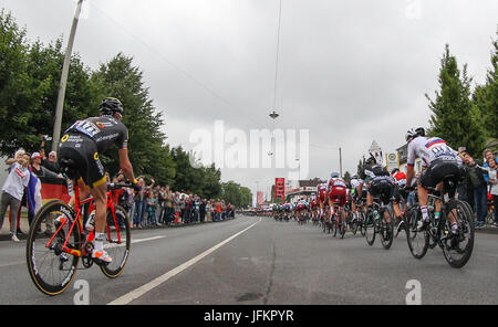 Dusseldorf, Germania. 02Luglio, 2017. Il peloton passando attraverso Mettman, Germania, durante il tratto Dusseldorf-Luttich, la seconda tappa del Tour de France, parte di UCI World Tour, 02 luglio 2017. Foto: Friso Gentsch/dpa/Alamy Live News Foto Stock