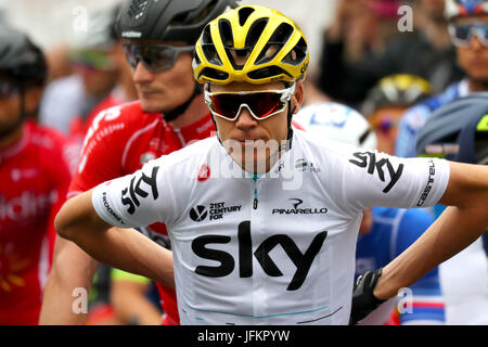 Dusseldorf, Germania. 02Luglio, 2017. Brit Christopher Froome del Team Sky davanti all'inizio del tratto Dusseldorf-Luttich, la seconda tappa del Tour de France, parte di UCI World Tour, 02 luglio 2017. Foto: Daniel Karmann/dpa/Alamy Live News Foto Stock