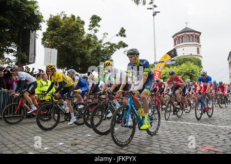 Dusseldorf, Germania. 02Luglio, 2017. Il peloton raffigurato all Burgplatz iniziando il tratto Dusseldorf-Luttich, la seconda tappa del Tour de France, parte di UCI World Tour, 02 luglio 2017. Foto: Daniel Karmann/dpa/Alamy Live News Foto Stock