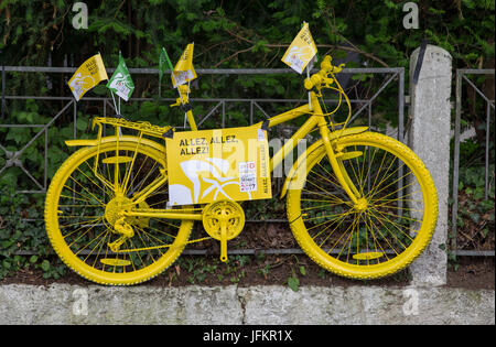 Dusseldorf, Germania. 02Luglio, 2017. Una bicicletta dipinta di giallo lungo il tratto Dusseldorf-Luttich, la seconda tappa del Tour de France, parte di UCI World Tour, 02 luglio 2017. Foto: Daniel Karmann/dpa/Alamy Live News Foto Stock