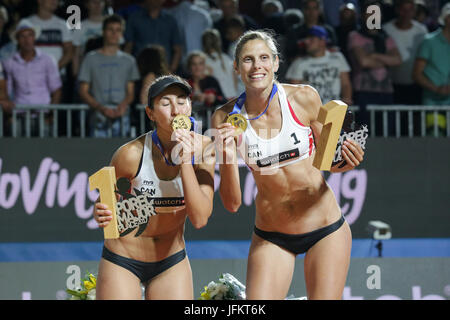 Porec, in Croazia. 1 Luglio, 2017. Vincitori Sarah Pavan (R) e Melissa Humana-Paredes del Canada celebrare la vittoria su Barbora Hermannova e Marketa Slukova della Repubblica ceca dopo la donna della partita finale di SWATCH FIVB Beach volley serie principali in Porec, in Croazia, il 1 luglio 2017. Credito: Luka Stanzl/Xinhua/Alamy Live News Foto Stock