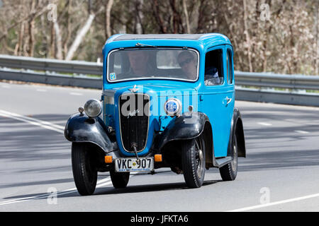 L'annata 1937 Austin 7 Berlina Rubino guida su strade di campagna vicino alla città di Birdwood, Sud Australia. Foto Stock