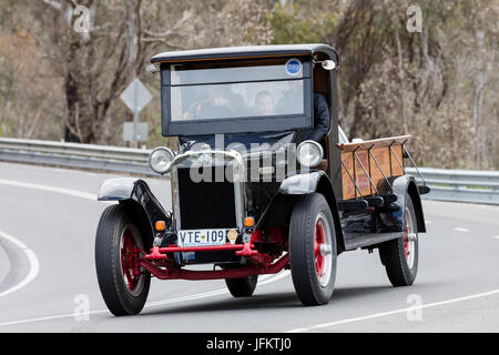 L'annata 1926 International carrello guida su strade di campagna vicino alla città di Birdwood, Sud Australia. Foto Stock