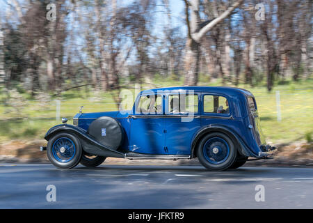 L'annata 1926 Rolls Royce 20 HP Sedan guida su strade di campagna vicino alla città di Birdwood, Sud Australia. Foto Stock