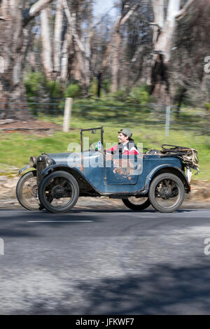 L'annata 1928 Austin 7 Tourer la guida su strade di campagna vicino alla città di Birdwood, Sud Australia. Foto Stock