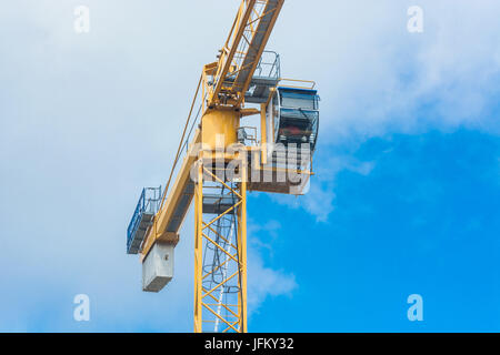 Parte di una gru da cantiere contro il cielo blu fotografato Foto Stock