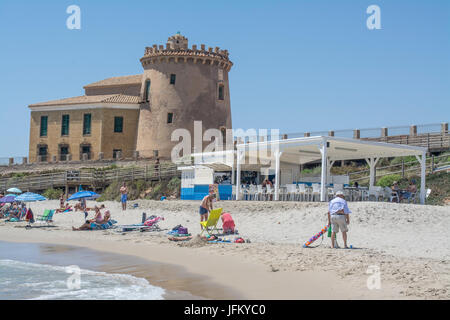 Lucertole da mare, torre di castello e il bar sulla spiaggia a Torre de la Horadada in Alicante Spagna Foto Stock