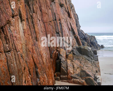 Red Torridonian roccia arenaria formazione mostra boudinage anomalie sulla spiaggia di sabbia, nel nord della Scozia, Highlands scozzesi, REGNO UNITO Foto Stock