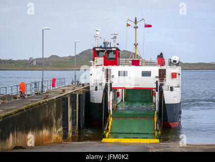 Piccolo traghetto Calmac per l'Isola di Iona attraccato al molo del porto di Fionnphort, Isola di Mull, Scozia, Regno Unito, in una giornata di sole con cielo blu Foto Stock