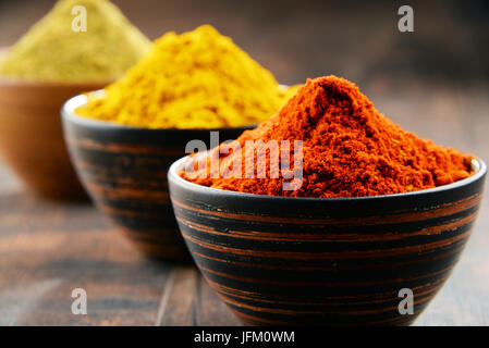 Varietà di spezie sul tavolo da cucina. Foto Stock