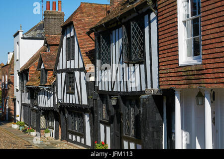 Antica le case con la struttura in legno nella piazza della chiesa, segale, East Sussex, Inghilterra meridionale Foto Stock