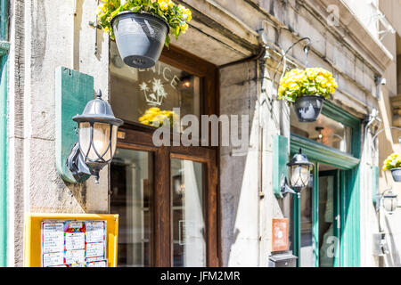 Montreal, Canada - 28 Maggio 2017: la zona della città vecchia con ristorante Venezia firmare e menu da strada durante il giorno fuori dall'ingresso nella regione di Québec city Foto Stock