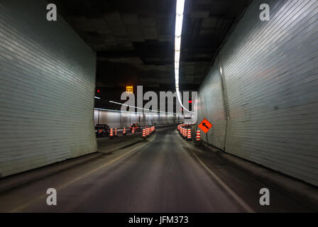 Montreal, Canada - 28 Maggio 2017: Tunnel su Autoroute 720 Expressway Ville Marie nella regione di Québec city Foto Stock