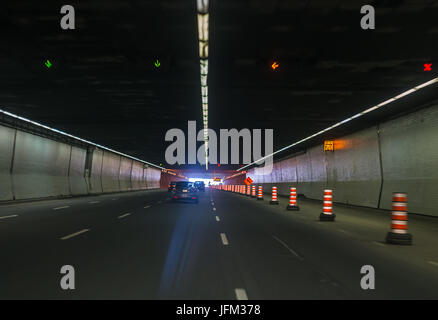 Montreal, Canada - 28 Maggio 2017: Tunnel su Autoroute 720 Expressway Ville Marie nella regione di Québec city Foto Stock