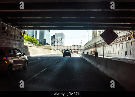 Montreal, Canada - 28 Maggio 2017: Tunnel su Autoroute 720 Expressway Ville Marie nella regione di Québec city Foto Stock