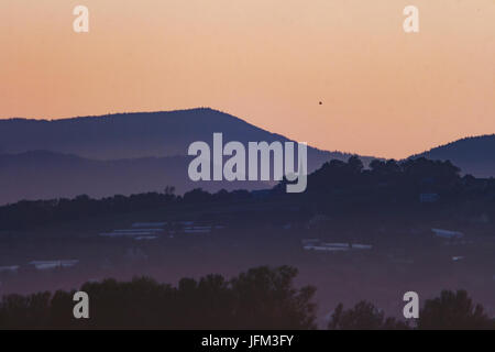 Tramonto su Isola Beskids (Beskid Wyspowy) montagne del sud della Polonia, presa di Nowy Sącz Foto Stock