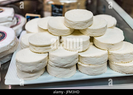 Macro closeup di molti formaggi a pasta morbida tornate pila sul display in store Foto Stock