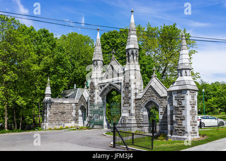 Montreal, Canada - 28 Maggio 2017: Porta del cimitero sul Mont Royal durante la luminosa giornata di sole nella regione di Québec city Foto Stock