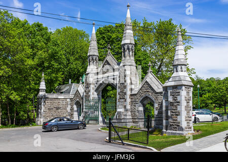 Montreal, Canada - 28 Maggio 2017: Porta del cimitero sul Mont Royal durante la luminosa giornata di sole nella regione di Québec city Foto Stock