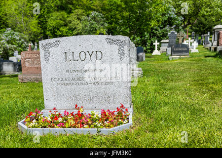 Montreal, Canada - 28 Maggio 2017: Cimitero sul Mont Royal con grave lapide del Lloyd segno e fiori durante il luminoso giorno nella regione di Québec city Foto Stock