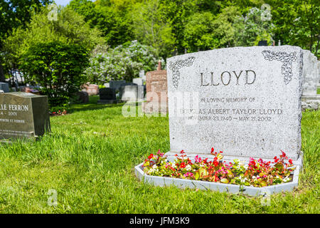 Montreal, Canada - 28 Maggio 2017: Cimitero sul Mont Royal con grave lapide del Lloyd segno e fiori durante il luminoso giorno nella regione di Québec city Foto Stock