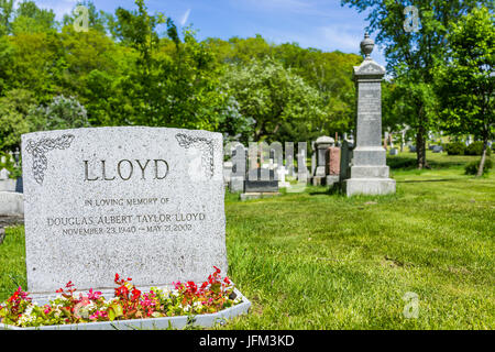 Montreal, Canada - 28 Maggio 2017: Cimitero sul Mont Royal con grave lapide del Lloyd segno e fiori durante il luminoso giorno nella regione di Québec city Foto Stock