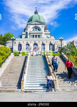 Montreal, Canada - 28 Maggio 2017: San Giuseppe oratorio sul Mont Royal con donna orante sui passi nella regione di Québec city Foto Stock