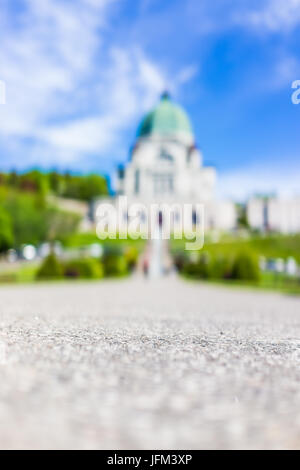 Montreal, Canada - 28 Maggio 2017: San Giuseppe oratorio sul Mont Royal con bokeh concentrarsi sul terreno nella regione di Québec city Foto Stock