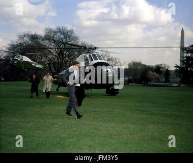 Il presidente John F. Kennedy (centro) ritorna dalla Florida con Kennedy è il Capo della Casa Bianca del servizio segreto dettaglio Jerry Behn e premere il Segretario Pierre Salinger, Washington DC, 4/4/61. Foto di Robert Knudsen. Foto Stock