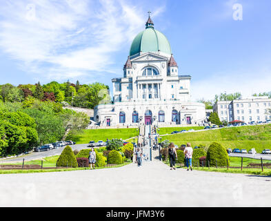 Montreal, Canada - 28 Maggio 2017: San Giuseppe oratorio sul Mont Royal con persone a piedi i passaggi di arrampicata nella regione di Québec city Foto Stock