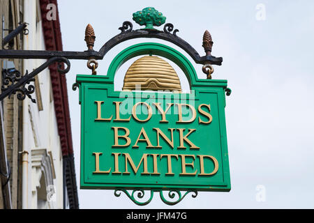 Vecchio ornati Lloyds Bank segno, del mercato del burro, Bury St Edmunds, Suffolk, Regno Unito Foto Stock