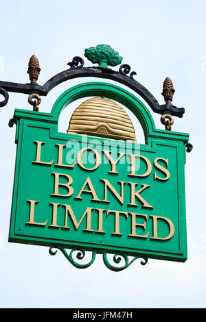 Vecchio ornati Lloyds Bank segno, del mercato del burro, Bury St Edmunds, Suffolk, Regno Unito Foto Stock