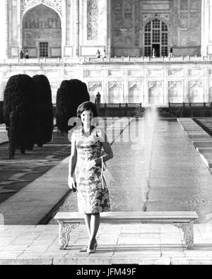La sig.ra Jacqueline Kennedy, First Lady degli Stati Uniti, pone al famoso monumento indiano, il Taj Mahal, durante la sua visita in India.3/1962 Foto Stock