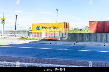 Montreal, Canada - 28 Maggio 2017: Hapag Lloyd carrello treno cargo contenitore di spedizione rimorchio nella regione di Québec city Foto Stock