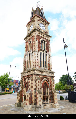 Torre dell'Orologio costruita nel 1887 per commemorare la Regina Victorias Diamond Giubileo, High Street, Newmarket, Suffolk, Regno Unito Foto Stock