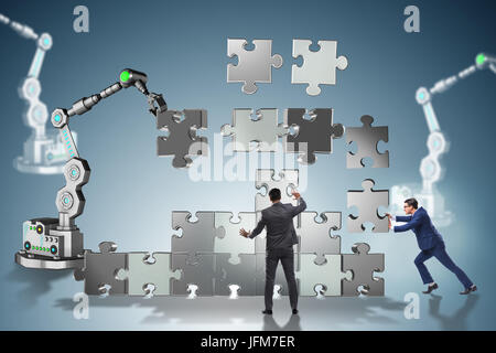 Imprenditore facendo puzzle con il braccio robotico Foto Stock
