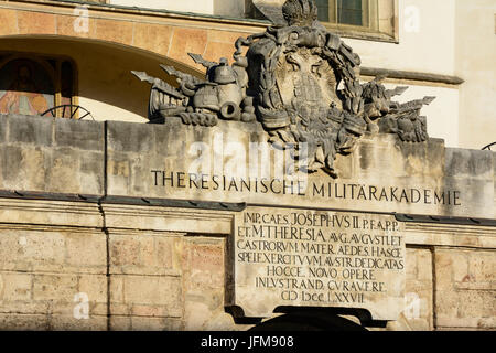 Portale principale con A.E.I.O.U. motto del castello o Theresianische Militärakademie (Accademia Militare), Wiener Neustadt, Wiener Alpen, Alpi Niederösterrei Foto Stock