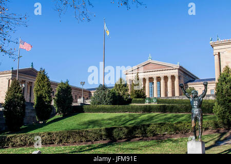 La statua di roccia poggia nella parte anteriore del Philadelphia Museum of Art, Philadelphia, Stati Uniti d'America Foto Stock