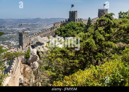 L antico Castelo dos Mouros con le sue torri in pietra circondato da boschi Sintra comune del distretto di Lisbona Portogallo Europa Foto Stock