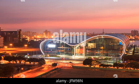 Kaohsiung, Taiwan, Sunset over il recentemente aperto Kaohsiung Exhibition Centre, Foto Stock