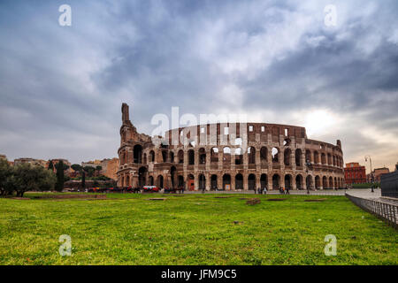 Il Colosseo conosciuto anche come Anfiteatro Flavio utilizzati per concorsi di gladiatori e spettacoli pubblici Roma Lazio Italia Europa Foto Stock