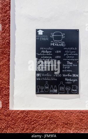 Un tipico menu di un ristorante locale nel villaggio di Vila nova de Milfontes Odemira Regione Alentejo Portogallo Europa Foto Stock