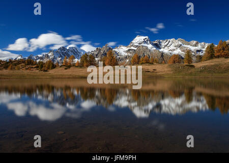 La riflessione in Lago del Sangiatto in Alpe Devero in autunno, provincia di Verbano Cusio - Ossola, Piemonte, Italia Foto Stock