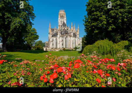 Ruoen, Normandia, Francia un parco di Ruoen, sullo sfondo di una chiesa nella città Foto Stock