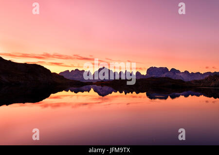 Val Nambrone, nel Parco Naturale Adamello Brenta, Trentino Alto Adige, Italia, il gruppo delle Dolomiti di Brenta si riflettono nelle acque del Lago Nero di sunrise Foto Stock