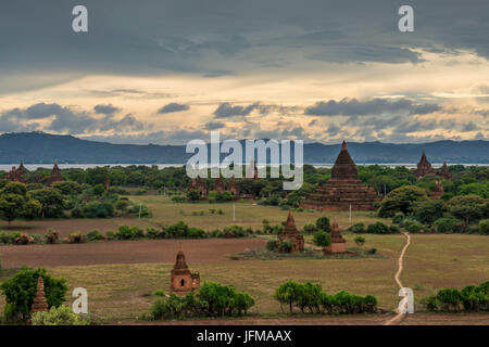 Bagan, Myanmar, Sud Est Asiatico, antichi templi al tramonto, Foto Stock