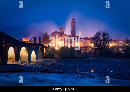 Bobbio, Val Trebbia, Piacenza, Emilia Romagna, Italia, la piccola città vicino fiume Trebbia, Foto Stock