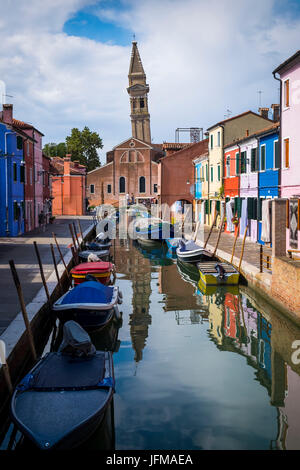 Burano, Venezia, Veneto, Nord Est Italia, Europa, le tipiche case colorate si riflette nel canale Foto Stock